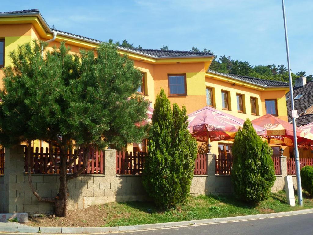 Hotel Pohadka Мост Екстериор снимка