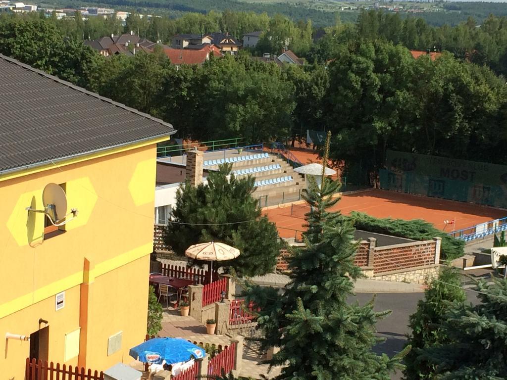 Hotel Pohadka Мост Екстериор снимка